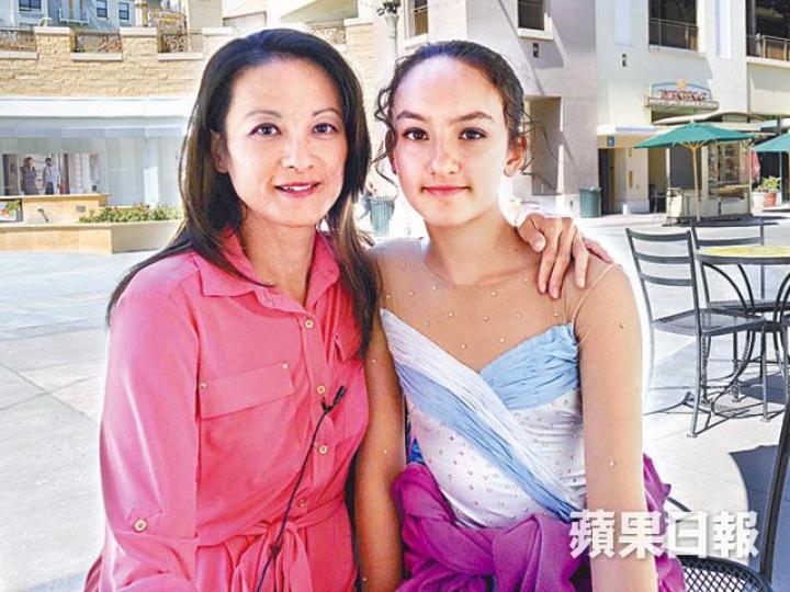 林穎嫺鼓勵子女發展溜冰興趣,大女Michelle亦遺傳了媽媽的美人胚子,非常上鏡。記者張紫茵洛杉磯傳真林穎嫺大女Michelle曾獲斟當模特兒,將來有機會加入娛樂圈。小女兒Julie與哥哥Teddy拍檔上陣,去年更打入全國賽。林穎嫺87年參選港姐時得到季軍。資料圖片每次子女上場比賽,林穎嫺都會非常肉緊地拍攝下來。林穎嫺一家五口在美國過着幸福生活。 林穎嫺鼓勵子女發展溜冰興趣,大女Michelle亦遺傳了媽媽的美人胚子,非常上鏡。記者張紫茵洛杉磯傳真林穎嫺大女Michelle曾獲斟當模特兒,將來有機會加入娛樂圈。小女兒Julie與哥哥Teddy拍檔上陣,去年更打入全國賽。林穎嫺87年參選港姐時得到季軍。資料圖片每次子女上場比賽,林穎嫺都會非常肉緊地拍攝下來。林穎嫺一家五口在美國過着幸福生活。