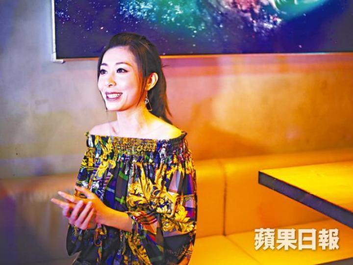 談到做主播望鏡頭,紫盈認為如同將重要資訊告訴朋友。紫盈(右)最近與周嘉儀(左)一起主持節目。互聯網圖片紫盈自覺並非典型靚女,但幸有少許觀眾緣。 談到做主播望鏡頭,紫盈認為如同將重要資訊告訴朋友。紫盈(右)最近與周嘉儀(左)一起主持節目。互聯網圖片紫盈自覺並非典型靚女,但幸有少許觀眾緣。