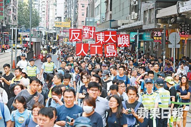 林鄭於《施政報告》提出興建1,700公頃人工島,日前激發逾萬人上街抗議。 林鄭於《施政報告》提出興建1,700公頃人工島,日前激發逾萬人上街抗議。