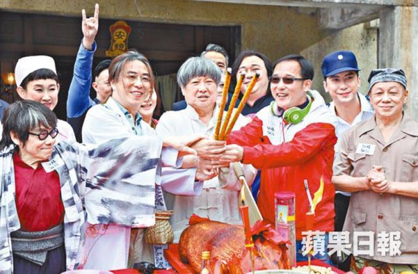 洪金寶(中)昨日出席林敏驄的新片開鏡拜神。 洪金寶(中)昨日出席林敏驄的新片開鏡拜神。