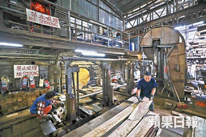 志記由最初處理雨林原木慢慢發展為處理回收棄木的環保工業。王心義攝王鴻權(左)指木廠由父親一代傳承下來。屹立馬草壟30多年的志記鎅木廠。 志記由最初處理雨林原木慢慢發展為處理回收棄木的環保工業。王心義攝王鴻權(左)指木廠由父親一代傳承下來。屹立馬草壟30多年的志記鎅木廠。
