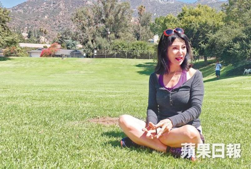首屆港姐冠軍孫泳恩三度結婚,她直言嫁入豪門並非易事,如她直腸直肚的人很難做到。記者張紫茵洛杉磯傳真丈夫子女皆不在身邊,孫泳恩慶幸還有小狗相伴。孫泳恩現過着半退休生活,閒時更會自己到超市買菜。孫泳恩與前夫所生的兒子周耀洋六年前大學畢業,一家人前往觀禮。孫泳恩(左)與朱玲玲分別是73年及77年的港姐冠軍。孫泳恩(右)當年是由港台台長張漢彪親自打電話說服孫媽媽讓她參選。 首屆港姐冠軍孫泳恩三度結婚,她直言嫁入豪門並非易事,如她直腸直肚的人很難做到。記者張紫茵洛杉磯傳真丈夫子女皆不在身邊,孫泳恩慶幸還有小狗相伴。孫泳恩現過着半退休生活,閒時更會自己到超市買菜。孫泳恩與前夫所生的兒子周耀洋六年前大學畢業,一家人前往觀禮。孫泳恩(左)與朱玲玲分別是73年及77年的港姐冠軍。孫泳恩(右)當年是由港台台長張漢彪親自打電話說服孫媽媽讓她參選。