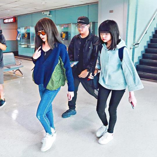 陸元琪昨早帶着一對子女出發上海,探望袁惟仁。台灣《蘋果日報》袁惟仁 陸元琪昨早帶着一對子女出發上海,探望袁惟仁。台灣《蘋果日報》袁惟仁