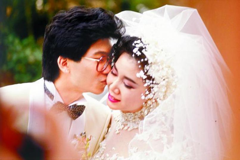 孫泳恩87年與第二任丈夫周家雄結婚,92年離婚。孫泳恩首任丈夫陳家蓀曾任無綫編導。 孫泳恩87年與第二任丈夫周家雄結婚,92年離婚。孫泳恩首任丈夫陳家蓀曾任無綫編導。