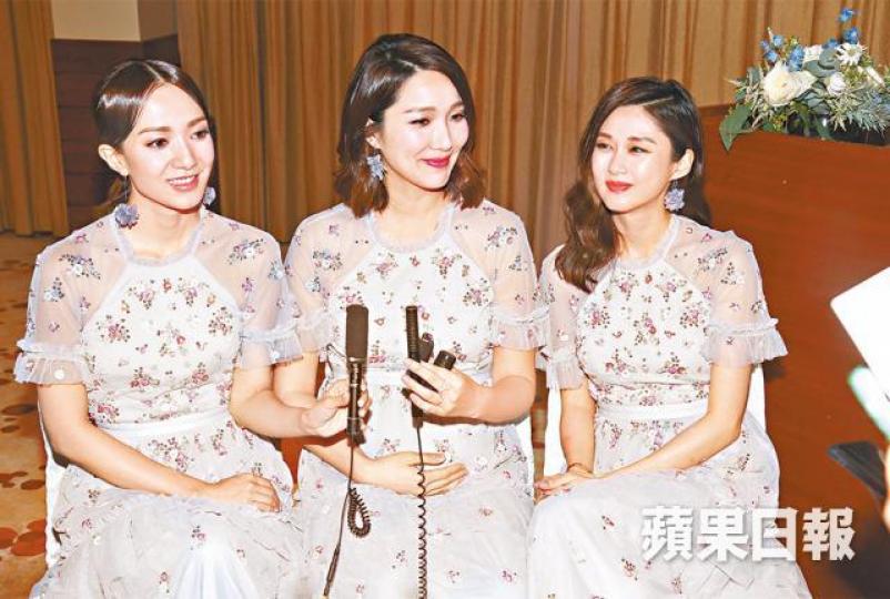 (左起)王君馨、李亞男與岑麗香擔任姊妹團,處女黨獨欠鍾嘉欣。胡杏兒與老公Philip手拖手恩愛到賀。曾與苟姑娘合作拍劇的馬德鐘,希望對方可以早日生B。宋熙年8月尾才剛為老公陳智燊生B仔,剛坐完月就去飲喜酒。 (左起)王君馨、李亞男與岑麗香擔任姊妹團,處女黨獨欠鍾嘉欣。胡杏兒與老公Philip手拖手恩愛到賀。曾與苟姑娘合作拍劇的馬德鐘,希望對方可以早日生B。宋熙年8月尾才剛為老公陳智燊生B仔,剛坐完月就去飲喜酒。