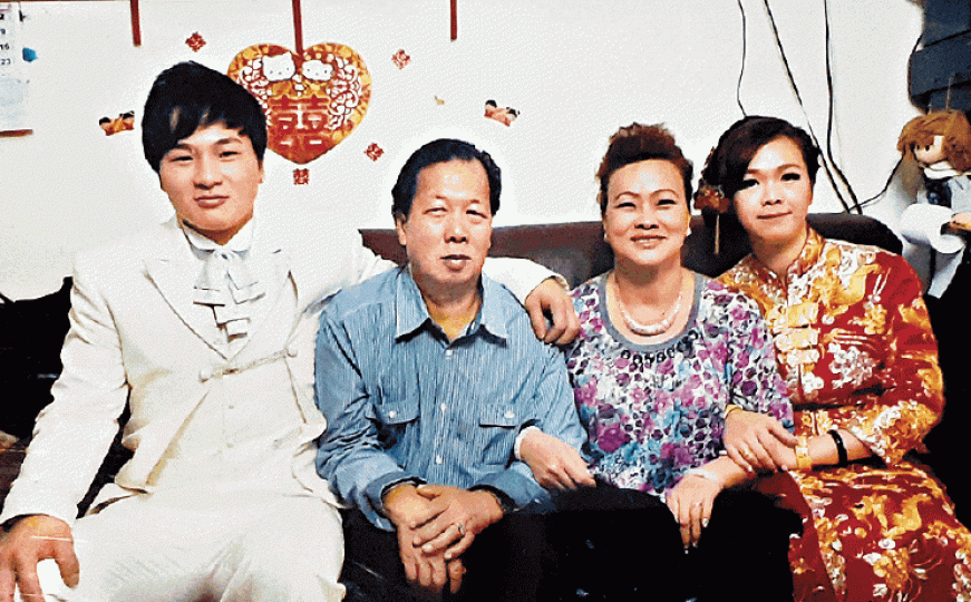 女兒出嫁,羅太(左三)與丈夫羅錦添(左二)最開心,可惜錦添中秋翌日在工程躉船離奇墮海亡。 女兒出嫁,羅太(左三)與丈夫羅錦添(左二)最開心,可惜錦添中秋翌日在工程躉船離奇墮海亡。