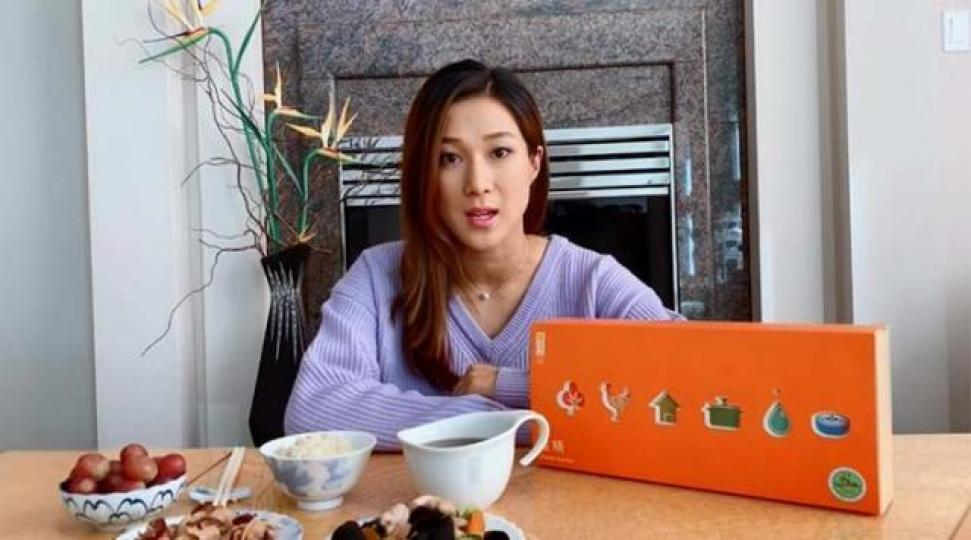 嘉欣大講自己在家中生BB的勇敢經歷,話從此更加有自信。翠如當初叫媽媽煲滴雞精飲,媽媽還以為她有了BB,令翠如哭笑不得。黃翠如處女下海開live,到尾段蕭正楠快閃現身,好似睇電影的彩蛋一樣。 嘉欣大講自己在家中生BB的勇敢經歷,話從此更加有自信。翠如當初叫媽媽煲滴雞精飲,媽媽還以為她有了BB,令翠如哭笑不得。黃翠如處女下海開live,到尾段蕭正楠快閃現身,好似睇電影的彩蛋一樣。