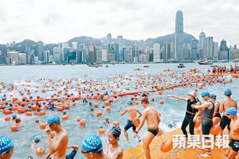 3,000多名泳手昨晨尖沙嘴出發,「順風逆水」渡維港。許頌明攝有泳手趁機在背部寫字反填海。許頌明攝開心暢泳,不忘自拍自娛。救生員水上電單車救起不適泳手。陳善南攝 3,000多名泳手昨晨尖沙嘴出發,「順風逆水」渡維港。許頌明攝有泳手趁機在背部寫字反填海。許頌明攝開心暢泳,不忘自拍自娛。救生員水上電單車救起不適泳手。陳善南攝