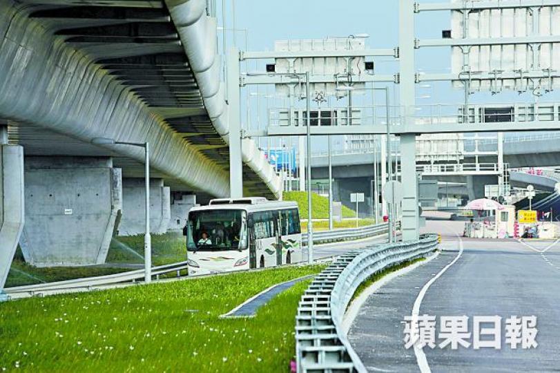 直通巴士聯會副理事長陳宗彝指大橋通車通知期短,影響預售安排。直通巴士聯會副理事長陳宗彝 直通巴士聯會副理事長陳宗彝指大橋通車通知期短,影響預售安排。直通巴士聯會副理事長陳宗彝