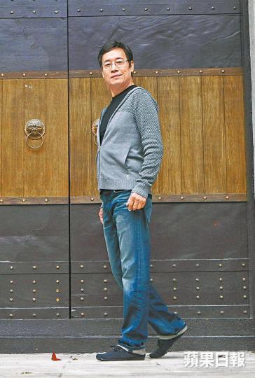 【1942-2018】岳華縱橫影視圈逾半個世紀,演過不少令人印象深刻的角色。【66年《西遊記》】岳華66年拍電影《西遊記》,是本港電影界第一位孫悟空。【66年《大醉俠》】岳華在《大醉俠》跟鄭佩佩合作,兩人更因此撻着。【80年《浮生六劫》】80年,岳華加入麗的拍攝《浮生六劫》,與陳秀雯(左)及梁淑莊合作。【08年《珠光寶氣》】岳華在《珠光寶氣》中演富商,與蔡少芬等大鬥演技。今年8月岳華(左)在多倫多演出舞台劇《寄不出的情書》,是最後一次公開露面。岳華和太太恬妮(右)及姨仔恬妞一向感情要好。 【1942-2018】岳華縱橫影視圈逾半個世紀,演過不少令人印象深刻的角色。【66年《西遊記》】岳華66年拍電影《西遊記》,是本港電影界第一位孫悟空。【66年《大醉俠》】岳華在《大醉俠》跟鄭佩佩合作,兩人更因此撻着。【80年《浮生六劫》】80年,岳華加入麗的拍攝《浮生六劫》,與陳秀雯(左)及梁淑莊合作。【08年《珠光寶氣》】岳華在《珠光寶氣》中演富商,與蔡少芬等大鬥演技。今年8月岳華(左)在多倫多演出舞台劇《寄不出的情書》,是最後一次公開露面。岳華和太太恬妮(右)及姨仔恬妞一向感情要好。