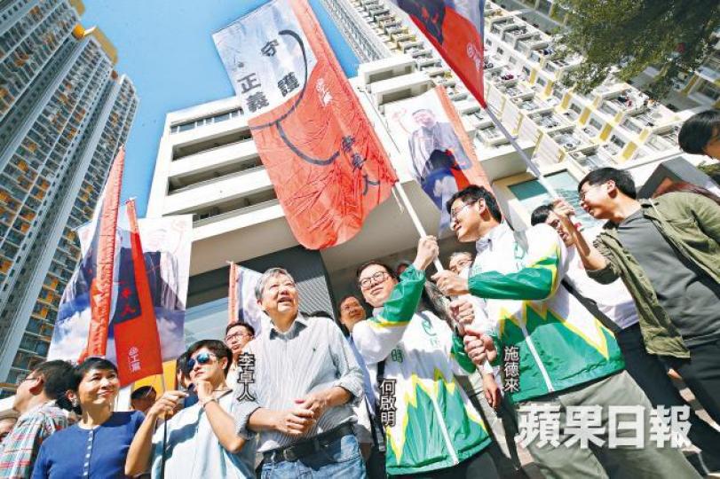 民主派昨午在石硤尾街頭舉行造勢活動,民協施德來及何啟明為李卓人站台拉票。易仰民攝 民主派昨午在石硤尾街頭舉行造勢活動,民協施德來及何啟明為李卓人站台拉票。易仰民攝