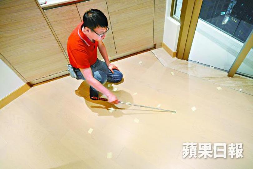 鑽嶺地板鬆又凹,詹sir貼滿執漏黃紙。何耀勤攝洗衣機去水喉漏水。 鑽嶺地板鬆又凹,詹sir貼滿執漏黃紙。何耀勤攝洗衣機去水喉漏水。