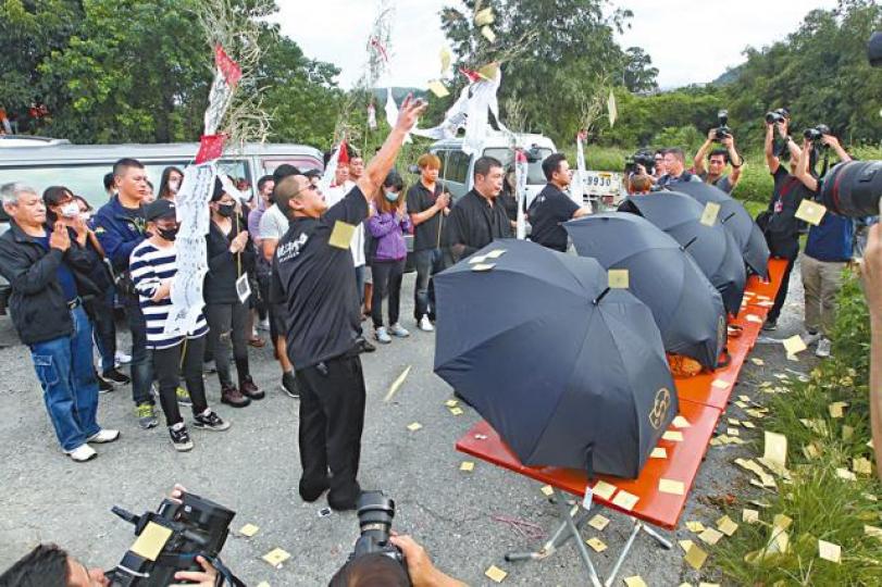 董家有八名親友在意外中喪命,家屬昨返回現場招魂。 台灣《蘋果日報》女親友難忍痛哭,令人心酸。 台灣《蘋果日報》董進興20日才剛送女兒出嫁。 董家有八名親友在意外中喪命,家屬昨返回現場招魂。 台灣《蘋果日報》女親友難忍痛哭,令人心酸。 台灣《蘋果日報》董進興20日才剛送女兒出嫁。