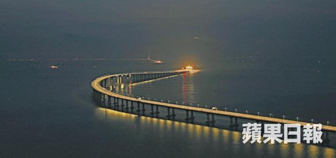 耗資近2,000億元的港珠澳大橋明日通車。夏家朗攝 耗資近2,000億元的港珠澳大橋明日通車。夏家朗攝