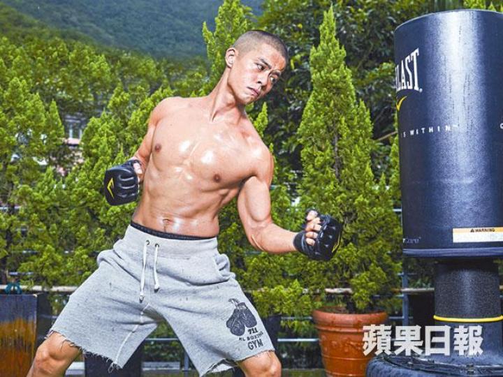 Ray一洗過往的稚氣,靠着打拳及滑浪成為充滿男人味的肌肉猛男。Ray搬往石澳後開始滑浪,更因此認識太太。Ray現在開梳乎厘班戟店,與太太Rozey一同打拼。 Ray一洗過往的稚氣,靠着打拳及滑浪成為充滿男人味的肌肉猛男。Ray搬往石澳後開始滑浪,更因此認識太太。Ray現在開梳乎厘班戟店,與太太Rozey一同打拼。