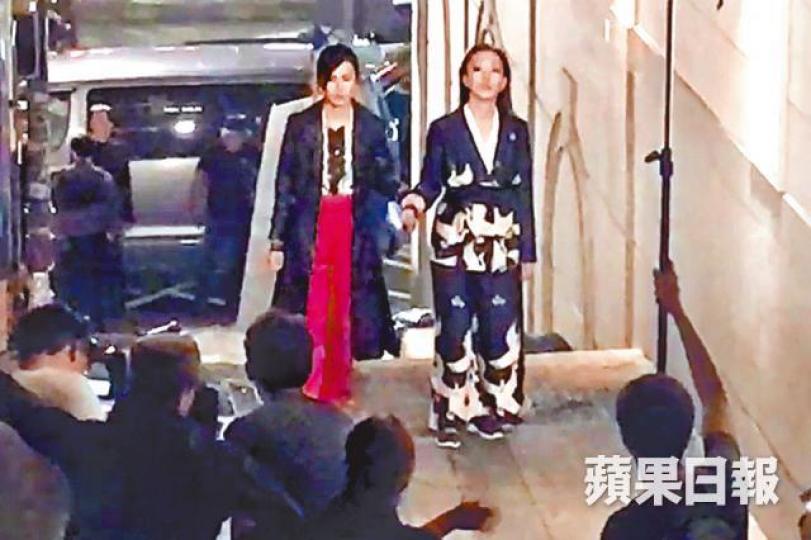 翠如(左)及郭少芸日前疑似阻街拍外景,被途人爆粗問候。讀者提供圖片蕭正楠送立體的心形蘋果樹賀女友黃翠如生日。互聯網圖片 翠如(左)及郭少芸日前疑似阻街拍外景,被途人爆粗問候。讀者提供圖片蕭正楠送立體的心形蘋果樹賀女友黃翠如生日。互聯網圖片