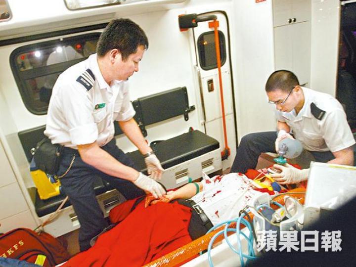 黎嬰07年車禍後,被送往瑪麗醫院。黎嬰坐的士發生車禍,現場遺下大灘血迹。 黎嬰07年車禍後,被送往瑪麗醫院。黎嬰坐的士發生車禍,現場遺下大灘血迹。