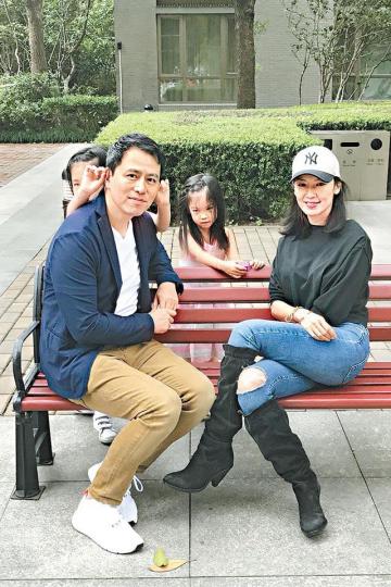 林熙蕾與楊晨婚後育有兩個女兒,她更自言自己是虎媽。台灣《蘋果日報》兩個女兒性格南轅北轍,一個活潑,一個內向。台灣《蘋果日報》林熙蕾在《賭俠大戰拉斯維加斯》色誘劉德華。劇照林熙蕾11年與楊晨結婚後,開始淡出娛樂圈。台灣《蘋果日報》 林熙蕾與楊晨婚後育有兩個女兒,她更自言自己是虎媽。台灣《蘋果日報》兩個女兒性格南轅北轍,一個活潑,一個內向。台灣《蘋果日報》林熙蕾在《賭俠大戰拉斯維加斯》色誘劉德華。劇照林熙蕾11年與楊晨結婚後,開始淡出娛樂圈。台灣《蘋果日報》