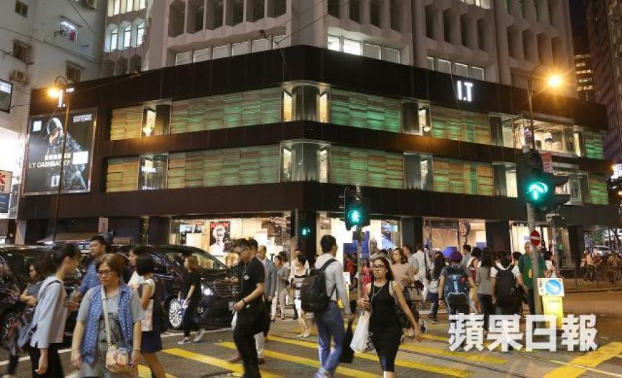 I.T港澳門店總銷售面積減少6.3%,但營業額仍錄得7.7%增長。 I.T港澳門店總銷售面積減少6.3%,但營業額仍錄得7.7%增長。