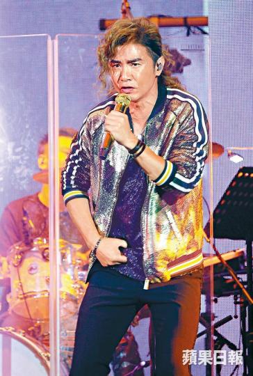 入行30年的黃翊前晚首度舉行個人演唱會,他在台上大呼是奇蹟。【為妻打氣】黃翊在演唱會上獻唱寫給太太的新歌,又播出兩人的合照,為愛妻打氣。【囝囝獻花】囝囝Wesley在演唱會上,為爸爸黃翊獻花。【家姐感觸】黃翊可以開個人騷,家姐也在台下感觸落淚。黃翊退隱期間,與家姐及太太(左)一齊搞大牌檔。資料圖片 入行30年的黃翊前晚首度舉行個人演唱會,他在台上大呼是奇蹟。【為妻打氣】黃翊在演唱會上獻唱寫給太太的新歌,又播出兩人的合照,為愛妻打氣。【囝囝獻花】囝囝Wesley在演唱會上,為爸爸黃翊獻花。【家姐感觸】黃翊可以開個人騷,家姐也在台下感觸落淚。黃翊退隱期間,與家姐及太太(左)一齊搞大牌檔。資料圖片