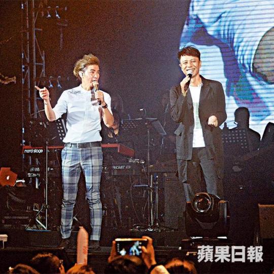 克勤為黃翊擔任演唱會嘉賓,兩人原來多年前曾經合作。黃翊在演唱會上播出多張與好友昔日的照片。一班90年代歌手,一齊睇騷支持好友黃翊。何婉盈為舊愛黃翊打氣。 克勤為黃翊擔任演唱會嘉賓,兩人原來多年前曾經合作。黃翊在演唱會上播出多張與好友昔日的照片。一班90年代歌手,一齊睇騷支持好友黃翊。何婉盈為舊愛黃翊打氣。