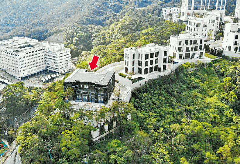 山頂Mount Nicholson一號洋房(箭嘴示)外牆原有的天然石材被全部拆掉,等候添上豪華物料。Mount Nicholson一號洋房(箭嘴示)的外牆原先與其他洋房一樣。資料圖片會德豐副主席梁志堅 山頂Mount Nicholson一號洋房(箭嘴示)外牆原有的天然石材被全部拆掉,等候添上豪華物料。Mount Nicholson一號洋房(箭嘴示)的外牆原先與其他洋房一樣。資料圖片會德豐副主席梁志堅