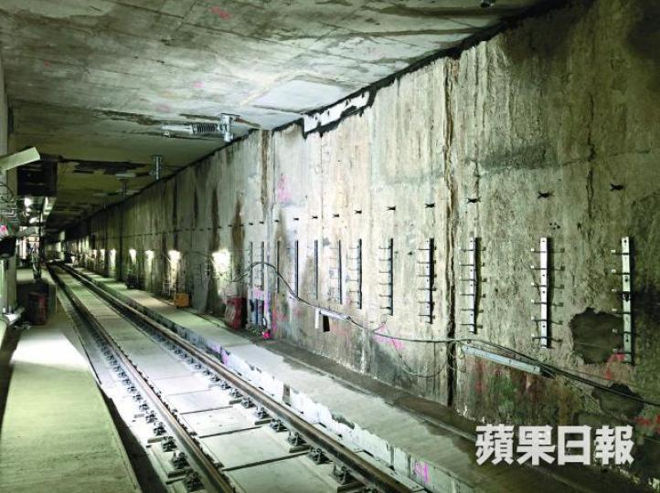 紅磡站連續牆早前被揭發因工程問題多處滲水,專家促一併檢查東西及南北走廊兩層月台。資料圖片 紅磡站連續牆早前被揭發因工程問題多處滲水,專家促一併檢查東西及南北走廊兩層月台。資料圖片