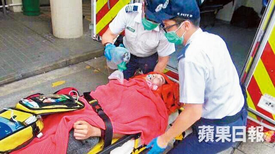 去年5月11日,疑犯林永春被發現在警署懷疑上吊,送院證實不治。案發後有人拍到秀茂坪警署羈留室外有多台電腦,地下有一條藍色LAN線(箭嘴示),未知是否有關。資料圖片 去年5月11日,疑犯林永春被發現在警署懷疑上吊,送院證實不治。案發後有人拍到秀茂坪警署羈留室外有多台電腦,地下有一條藍色LAN線(箭嘴示),未知是否有關。資料圖片
