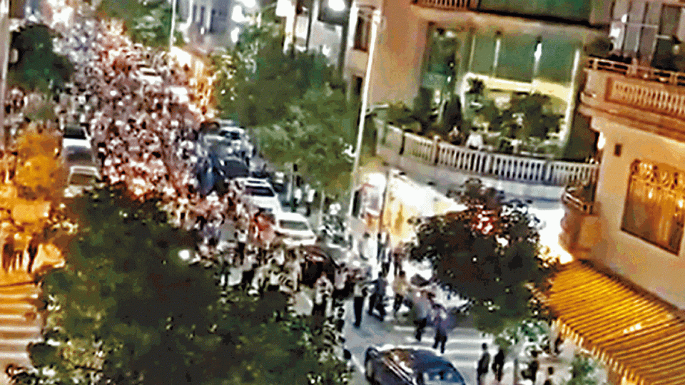 順德杏壇鎮前晚有逾萬人上街抗議興建化工廢品處理廠。順德杏壇鎮麥村昨早仍有民眾進行示威活動。 順德杏壇鎮前晚有逾萬人上街抗議興建化工廢品處理廠。順德杏壇鎮麥村昨早仍有民眾進行示威活動。