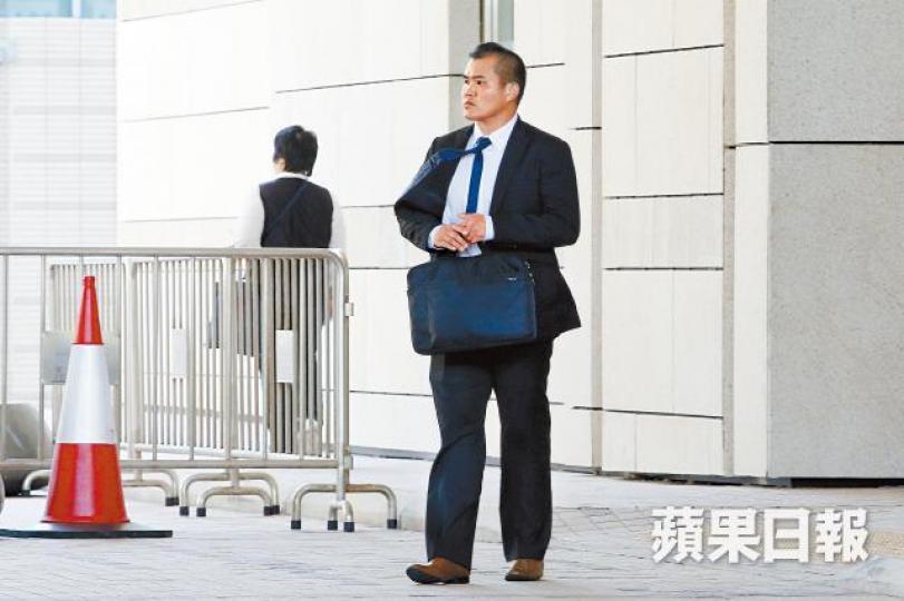 警員林偉榮早前承認箍頸是不合法武力,但強調是不情願下發生。資料圖片死者遺孀(右)及兩名女兒昨到庭聽取死因庭裁決。謝榮耀攝 警員林偉榮早前承認箍頸是不合法武力,但強調是不情願下發生。資料圖片死者遺孀(右)及兩名女兒昨到庭聽取死因庭裁決。謝榮耀攝