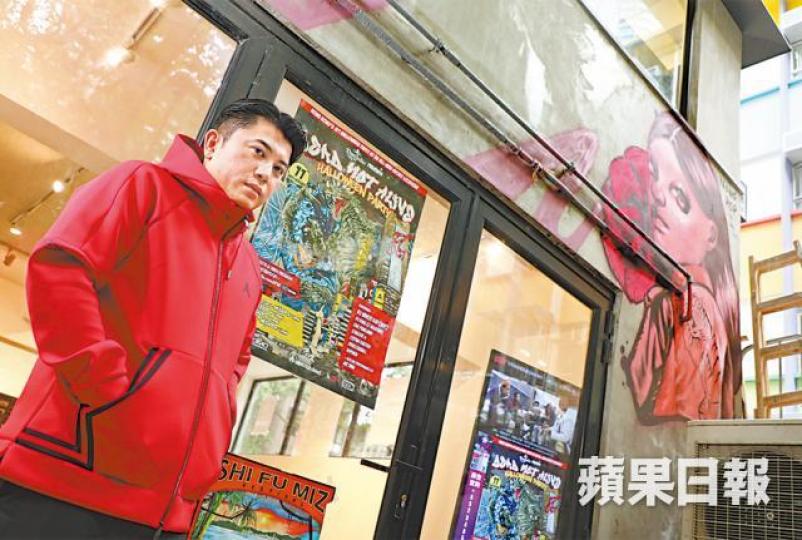 90年代初的歌手相繼回歸,陸家俊亦宣佈重返樂壇,更變身DJ DRAGONBALL打碟。陸家俊、蔡興麟與張學友、張智霖等是同期歌手,更曾一齊着泳褲出席活動。陸家俊(左)除了開娛樂公司外,亦曾做過崔建邦助手。陸家俊希望打碟之餘,亦可以推出自己的電子音樂。 90年代初的歌手相繼回歸,陸家俊亦宣佈重返樂壇,更變身DJ DRAGONBALL打碟。陸家俊、蔡興麟與張學友、張智霖等是同期歌手,更曾一齊着泳褲出席活動。陸家俊(左)除了開娛樂公司外,亦曾做過崔建邦助手。陸家俊希望打碟之餘,亦可以推出自己的電子音樂。