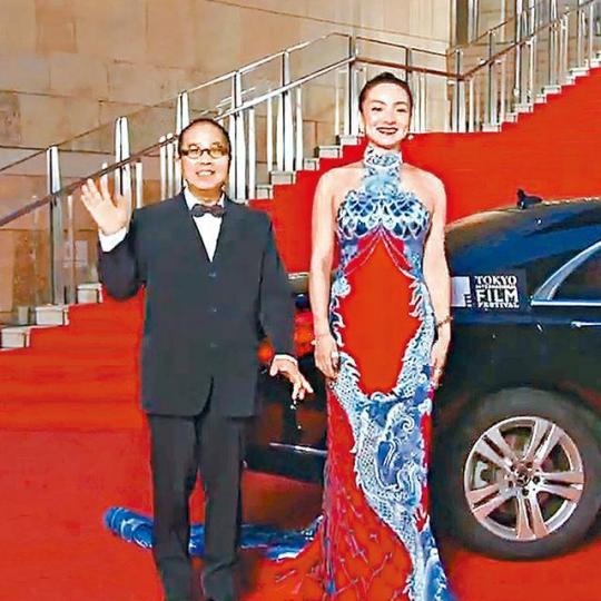 陳果前晚孖《三夫》女主角曾美慧孜,出席第31屆東京國際電影節。互聯網圖片曾美慧孜在片中不惜露點之餘,更有不少情慾戲。劇照導演關錦鵬(右)擔任電影節的評審團,前晚亦有亮相紅地毯。互聯網圖片 陳果前晚孖《三夫》女主角曾美慧孜,出席第31屆東京國際電影節。互聯網圖片曾美慧孜在片中不惜露點之餘,更有不少情慾戲。劇照導演關錦鵬(右)擔任電影節的評審團,前晚亦有亮相紅地毯。互聯網圖片