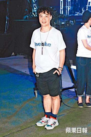 陳奕迅恨做跨年騷恨到出面,他昨晚更出口術叫霆鋒不要和他爭。其實在「核心外圍」外,仍可清楚看到陳奕迅在舞台的演出。昨日有粉絲專程到演唱會場地外「睇位」,或準備今晚聽免費騷。陳奕迅綵緋完還和Duo團隊一齊大玩人浪,相當搞笑。 陳奕迅恨做跨年騷恨到出面,他昨晚更出口術叫霆鋒不要和他爭。其實在「核心外圍」外,仍可清楚看到陳奕迅在舞台的演出。昨日有粉絲專程到演唱會場地外「睇位」,或準備今晚聽免費騷。陳奕迅綵緋完還和Duo團隊一齊大玩人浪,相當搞笑。