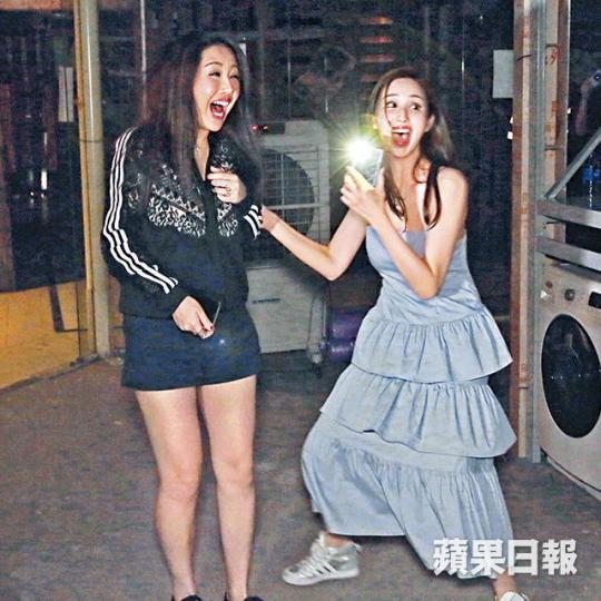 何傲兒(右)和崔碧珈行喪屍館,一路行一路尖叫。何傲兒(中)較細膽,曾被喪屍嚇到調頭走。劉卓軒(左二)扮喪屍嚇何傲兒和崔碧珈(右),最後被認出。(左起)伍熹賢、湯洛晴、麥芷誼及伍倩彤趁萬聖節扮鬼扮馬。伍倩彤笑言見到鬼,要講粗口鬧走對方。 何傲兒(右)和崔碧珈行喪屍館,一路行一路尖叫。何傲兒(中)較細膽,曾被喪屍嚇到調頭走。劉卓軒(左二)扮喪屍嚇何傲兒和崔碧珈(右),最後被認出。(左起)伍熹賢、湯洛晴、麥芷誼及伍倩彤趁萬聖節扮鬼扮馬。伍倩彤笑言見到鬼,要講粗口鬧走對方。