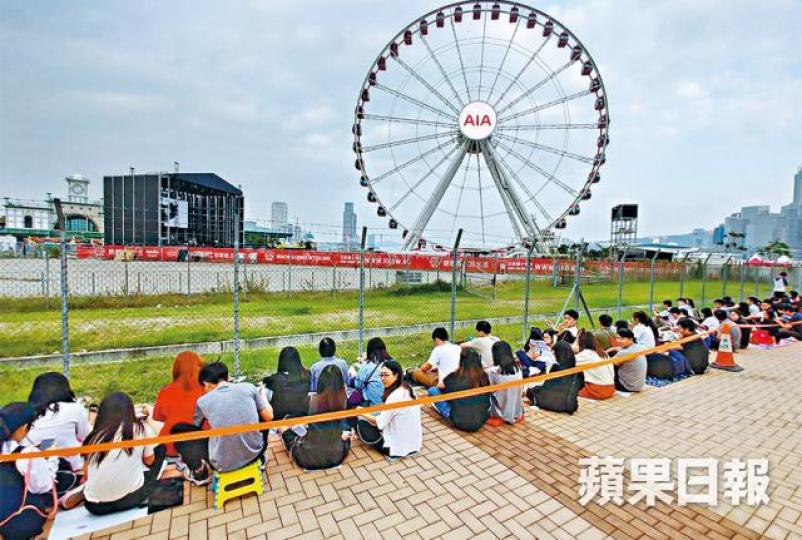 昨午未開騷,已經有逾五百歌迷在「核心外圍」霸位,準備聽免費騷。昨晚陳奕迅開騷的摩天輪底現場相當廣闊,吸引不少粉絲。昨午五時,已有大批歌迷在場外按指示入場。 昨午未開騷,已經有逾五百歌迷在「核心外圍」霸位,準備聽免費騷。昨晚陳奕迅開騷的摩天輪底現場相當廣闊,吸引不少粉絲。昨午五時,已有大批歌迷在場外按指示入場。