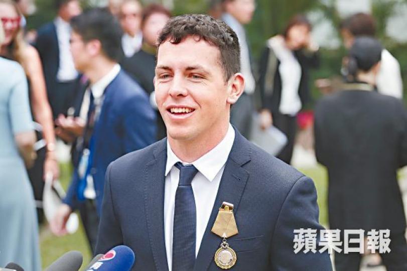 澳洲警員Rolfe獲頒銅英勇勳章。獲頒勳章及獎狀的消防人員與林鄭合照。何頴賢攝獲獎的飛行服務隊女機師陳綺玲,曾於颱風天鴿襲港時勇救船員。 澳洲警員Rolfe獲頒銅英勇勳章。獲頒勳章及獎狀的消防人員與林鄭合照。何頴賢攝獲獎的飛行服務隊女機師陳綺玲,曾於颱風天鴿襲港時勇救船員。