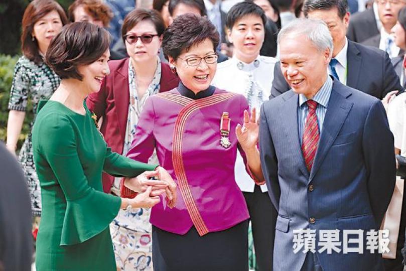 林鄭(中)推開老公,想單獨和惠英紅合照,場面惹笑。何頴賢攝羅家英很高興自己多年來的粵劇工作得到認同。 林鄭(中)推開老公,想單獨和惠英紅合照,場面惹笑。何頴賢攝羅家英很高興自己多年來的粵劇工作得到認同。