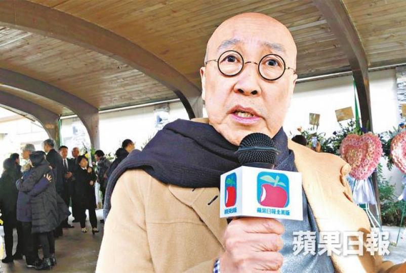 張之珏非常欣賞岳華,更指對方是自己最尊敬的人之一。張翼(右二)與高雄(右一)到靈堂送別多年好友岳華。 張之珏非常欣賞岳華,更指對方是自己最尊敬的人之一。張翼(右二)與高雄(右一)到靈堂送別多年好友岳華。