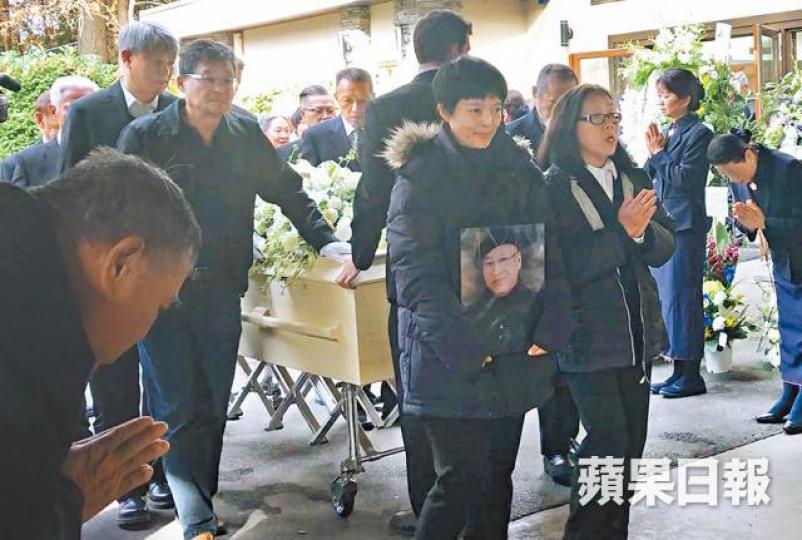 【女捧遺照】岳華女兒Faye捧着亡父遺照,走在靈柩前送父親最後一程。記者張紫茵溫哥華傳真【親友扶靈】元華及高雄等為好友岳華扶靈。【愛妻送別】恬妮與恬妞一直雙手合十,緊隨靈柩後面。岳華靈柩離開後,恬妮接受親友慰問,終露出一絲笑容。一代大俠岳華20日在溫哥華病逝,終年76歲。 【女捧遺照】岳華女兒Faye捧着亡父遺照,走在靈柩前送父親最後一程。記者張紫茵溫哥華傳真【親友扶靈】元華及高雄等為好友岳華扶靈。【愛妻送別】恬妮與恬妞一直雙手合十,緊隨靈柩後面。岳華靈柩離開後,恬妮接受親友慰問,終露出一絲笑容。一代大俠岳華20日在溫哥華病逝,終年76歲。