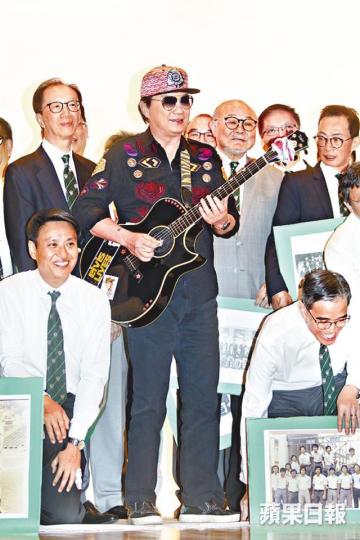 阿Sam昨日返回母校憶起不少往事,更自爆遭父親反對夾band。 阿Sam昨日返回母校憶起不少往事,更自爆遭父親反對夾band。
