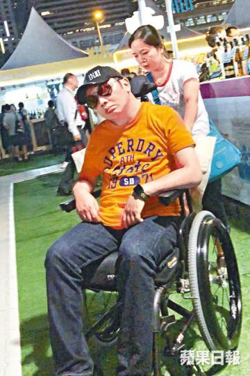 【開心出巡】黎嬰大前晚到中環美酒佳餚巡禮湊熱鬧。讀者提供圖片【疲累低頭】女傭從後用雙手扣實黎嬰肩背,為他扶正身體。讀者提供圖片【女傭照顧】黎嬰太攰不時垂頭,女傭細心為他抬高頭。讀者提供圖片黎姿日前貼出黎嬰可以站立的合照。資料圖片 【開心出巡】黎嬰大前晚到中環美酒佳餚巡禮湊熱鬧。讀者提供圖片【疲累低頭】女傭從後用雙手扣實黎嬰肩背,為他扶正身體。讀者提供圖片【女傭照顧】黎嬰太攰不時垂頭,女傭細心為他抬高頭。讀者提供圖片黎姿日前貼出黎嬰可以站立的合照。資料圖片
