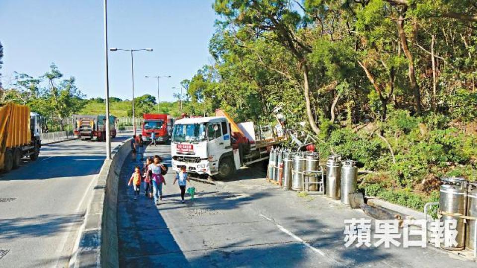 貨車失事後橫亙路中,路面全封,車龍中的乘客須徒步離開。鄭大康攝環保大道的車龍一直延伸至將軍澳市中心。 貨車失事後橫亙路中,路面全封,車龍中的乘客須徒步離開。鄭大康攝環保大道的車龍一直延伸至將軍澳市中心。
