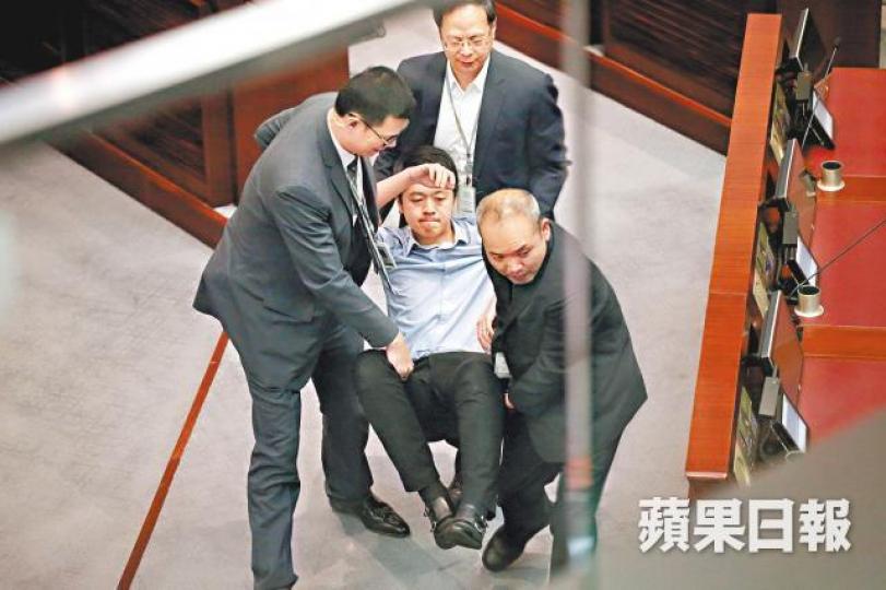 梁美芬以干預會議為由,下令保安將許智峯抬離會議廳。何潁賢攝 梁美芬以干預會議為由,下令保安將許智峯抬離會議廳。何潁賢攝