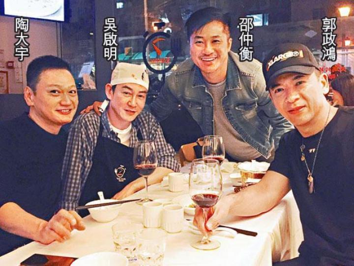 郭政鴻拉隊去試吳啟明的廚藝,令四蟹重聚。互聯網圖片邵仲衡(右)作狀錫歐陽震華。互聯網圖片 郭政鴻拉隊去試吳啟明的廚藝,令四蟹重聚。互聯網圖片邵仲衡(右)作狀錫歐陽震華。互聯網圖片