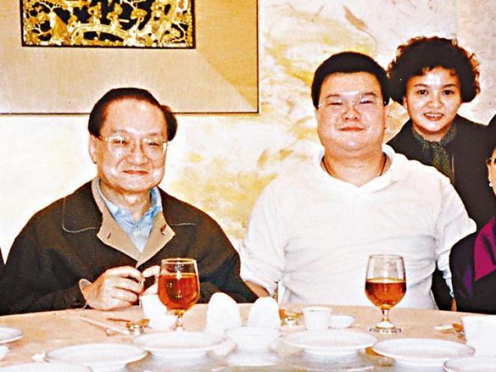 金庸與次子查傳倜（中）及幼女查傳訥（右）關係要好。