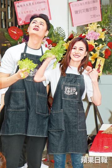 Oscar打本開設給未婚妻江若琳打骰的麵店,今年4月開幕,昨日就傳出結業消息。資料圖片江若琳與Oscar前日過大禮,江若琳收到金豬、龍鳳鐲等金器。資料圖片麵店開幕時,圈中不少好友到場支持,場面熱鬧。資料圖片江若琳今年5月曾與Oscar跟未來奶奶(中)在麵店慶祝母親節。資料圖片 Oscar打本開設給未婚妻江若琳打骰的麵店,今年4月開幕,昨日就傳出結業消息。資料圖片江若琳與Oscar前日過大禮,江若琳收到金豬、龍鳳鐲等金器。資料圖片麵店開幕時,圈中不少好友到場支持,場面熱鬧。資料圖片江若琳今年5月曾與Oscar跟未來奶奶(中)在麵店慶祝母親節。資料圖片