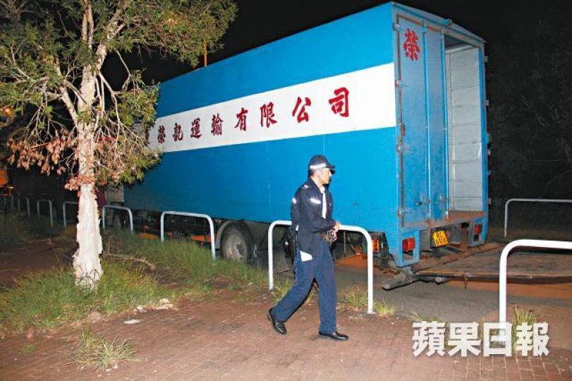其中一架貨車在元朗尋回，已人去車空。