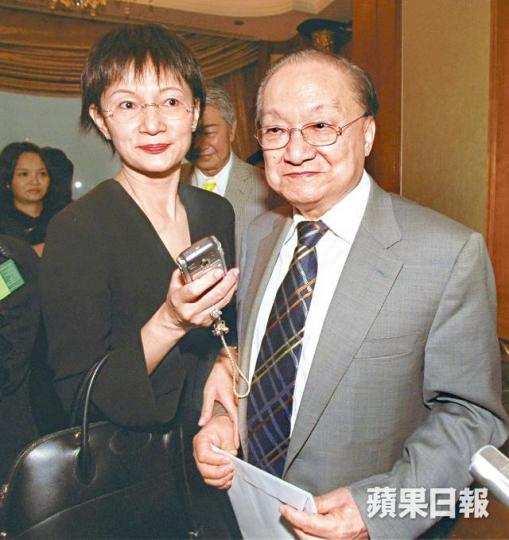 金庸與現任妻子林樂怡1976年結婚。資料圖片與首任妻子杜治芬的婚姻僅維持數年。