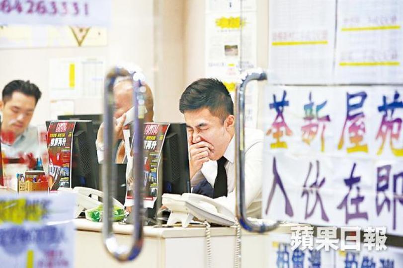 樓市淡靜,代理行拍烏蠅,恐有大裁員危機。王子俊攝美聯向員工發瘦身通告,向bottom榜的100名員工開刀。 樓市淡靜,代理行拍烏蠅,恐有大裁員危機。王子俊攝美聯向員工發瘦身通告,向bottom榜的100名員工開刀。