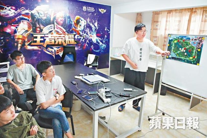 青訓營教練向學員講解戰術重點。 青訓營教練向學員講解戰術重點。